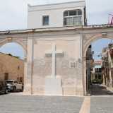 ...introdotta da un suggestivo sagrato ad archi